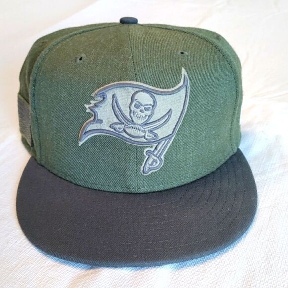 Tampa Bay Buccaneers Salute To Service Fitted Hat - Picture 1 of 9